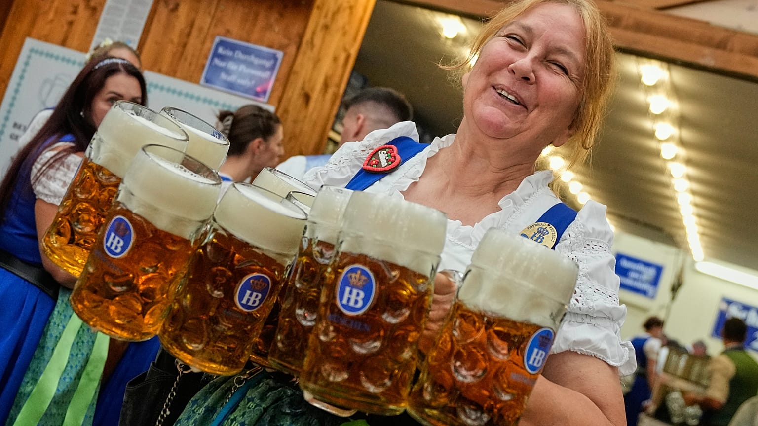 Eine Kellnerin trägt Bierkrüge kurz nach der Eröffnung des 191. Oktoberfestes in München, Deutschland, am Samstag, dem 19. September 2026.