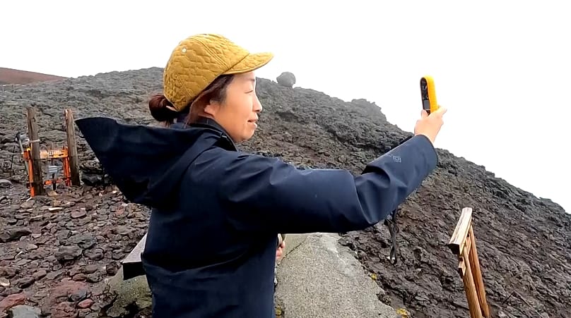 Megumi Ueda mide la temperatura y la velocidad del viento en la cima del monte Fuji