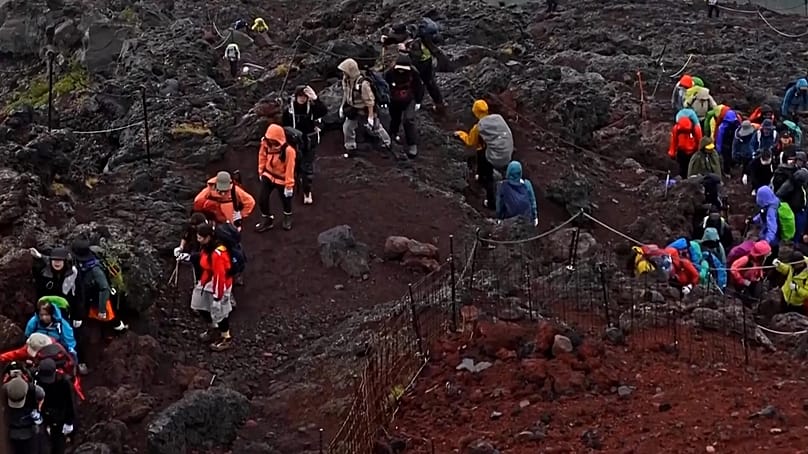 Varias personas ascienden el monte Fuji durante la temporada oficial de escalada en Japón