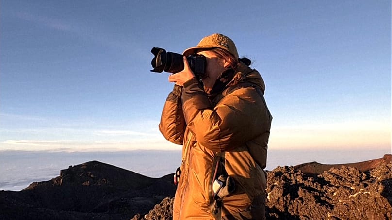 La fotógrafa Megumi Ueda toma una imagen desde la cima del monte Fuji, en Japón