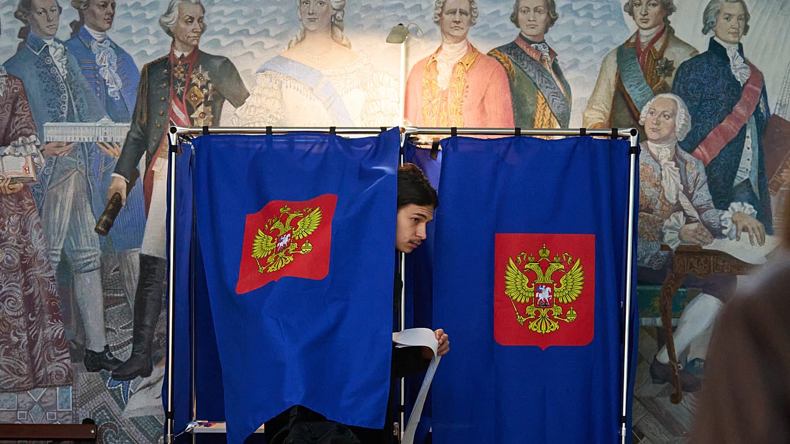 Voksoló hagy el egy szentpétervári szavazófülkét