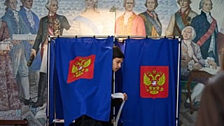 Voksoló hagy el egy szentpétervári szavazófülkét