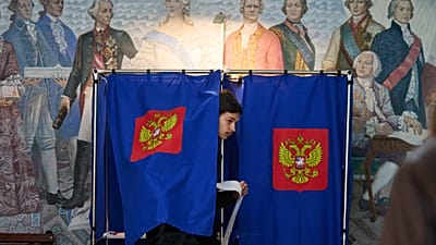 Voksoló hagy el egy szentpétervári szavazófülkét