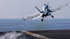 Αρχείο: F/A-18E Super Hornet απονηώνεται από το κατάστρωμα του αμερικανικού αεροπλανοφόρου USS Abraham Lincoln την 1η ημέρα του πολέμου με το Ιράν, 28 Φεβρουαρίου 2026