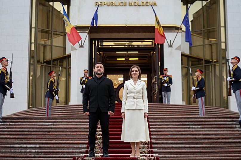 O presidente da Ucrânia, Volodymyr Zelenskyy, posa com a presidente da Moldova, Maia Sandu, em Chișinău, 27 de agosto de 2026