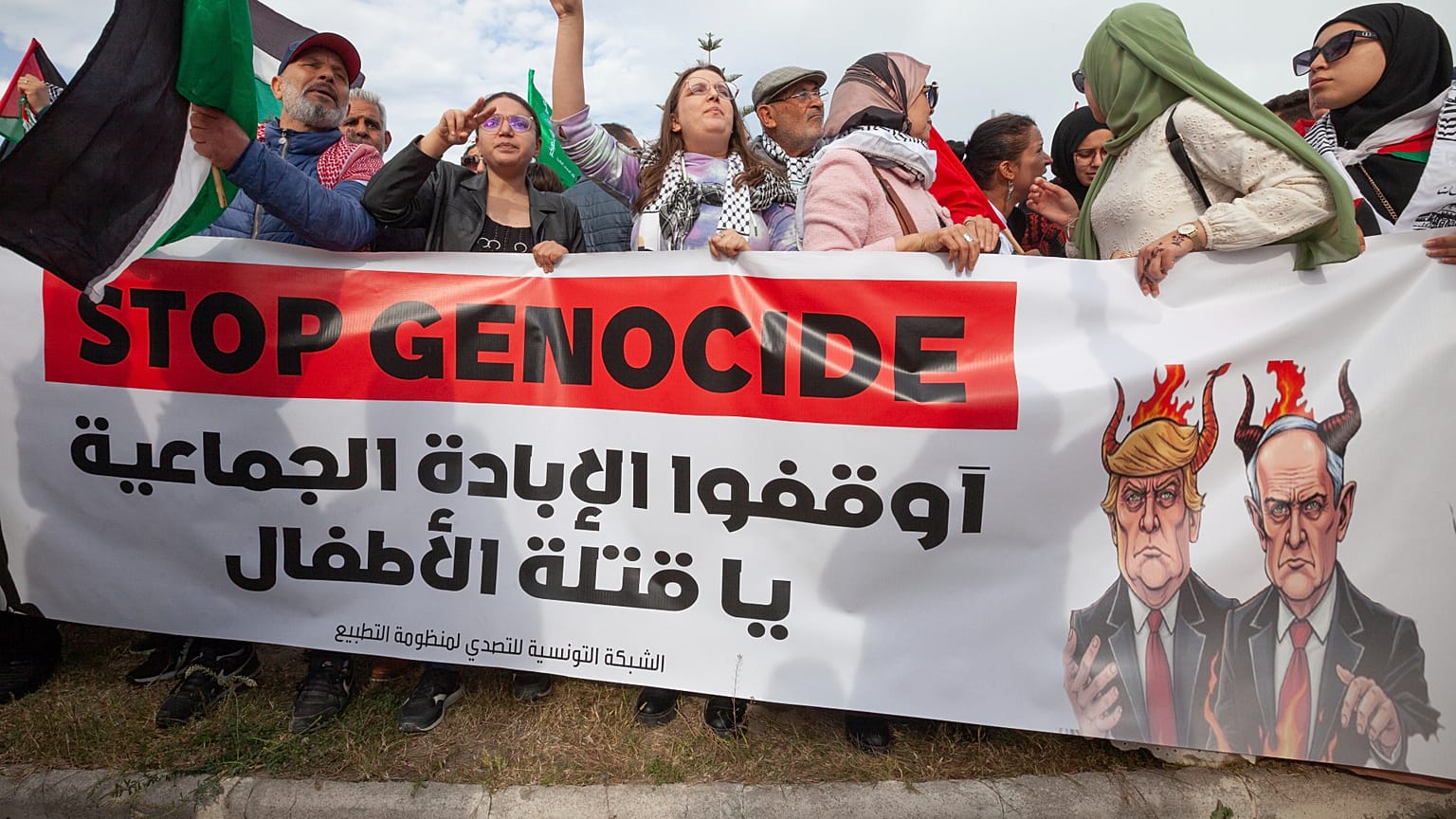 تظاهر محتجون أمام السفارة الأمريكية في تونس يوم السبت 5 أبريل/نيسان 2025، للتنديد بالعمليات العسكرية الأمريكية والبريطانية والإسرائيلية في فلسطين واليمن وسوريا. (صورة من وكالة