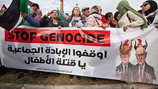 تظاهر محتجون أمام السفارة الأمريكية في تونس يوم السبت 5 أبريل/نيسان 2025، للتنديد بالعمليات العسكرية الأمريكية والبريطانية والإسرائيلية في فلسطين واليمن وسوريا. (صورة من وكالة