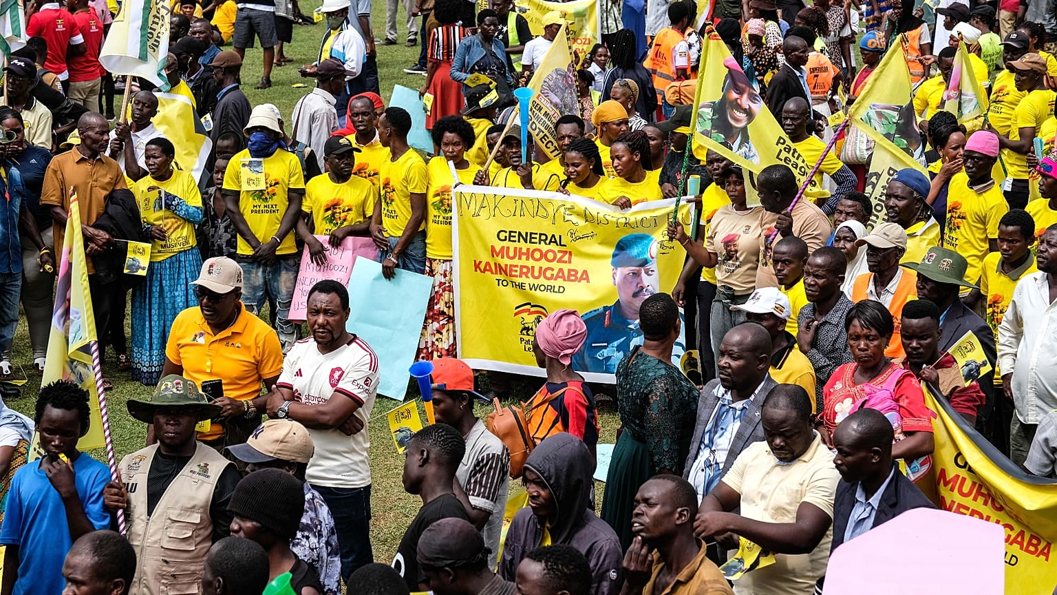 Uganda Yurtsever Birliği üyeleri, muhalif Fred Lumbuye'nin iadesini talep etmek amacıyla başkent Kampala'daki Türkiye Büyükelçiliği önünde gösteri düzenledi, 18 Eylül 2026.