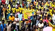 Uganda Yurtsever Birliği üyeleri, muhalif Fred Lumbuye'nin iadesini talep etmek amacıyla başkent Kampala'daki Türkiye Büyükelçiliği önünde gösteri düzenledi, 18 Eylül 2026.