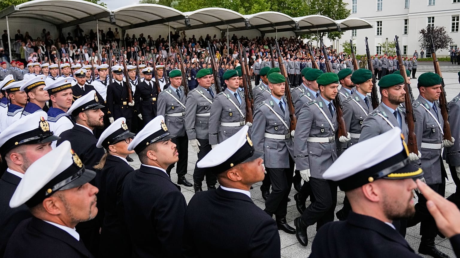 Rekruten nehmen am 20. Juli 2026 im Verteidigungsministerium in Berlin an einer Vereidigungszeremonie teil
