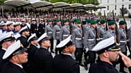 Rekruten nehmen am 20. Juli 2026 im Verteidigungsministerium in Berlin an einer Vereidigungszeremonie teil
