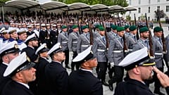 Rekruten nehmen am 20. Juli 2026 im Verteidigungsministerium in Berlin an einer Vereidigungszeremonie teil