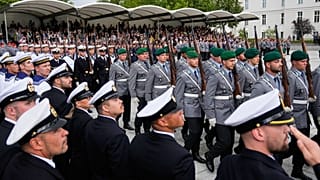 Rekruten nehmen am 20. Juli 2026 im Verteidigungsministerium in Berlin an einer Vereidigungszeremonie teil