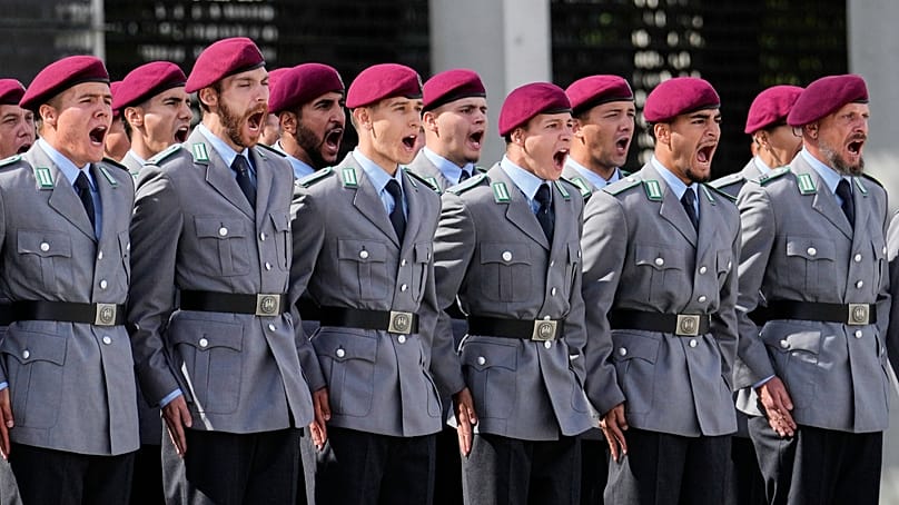 Rekruten rufen während einer Vereidigungszeremonie der Bundeswehrin Berlin am Montag, dem 20. Juli 2026