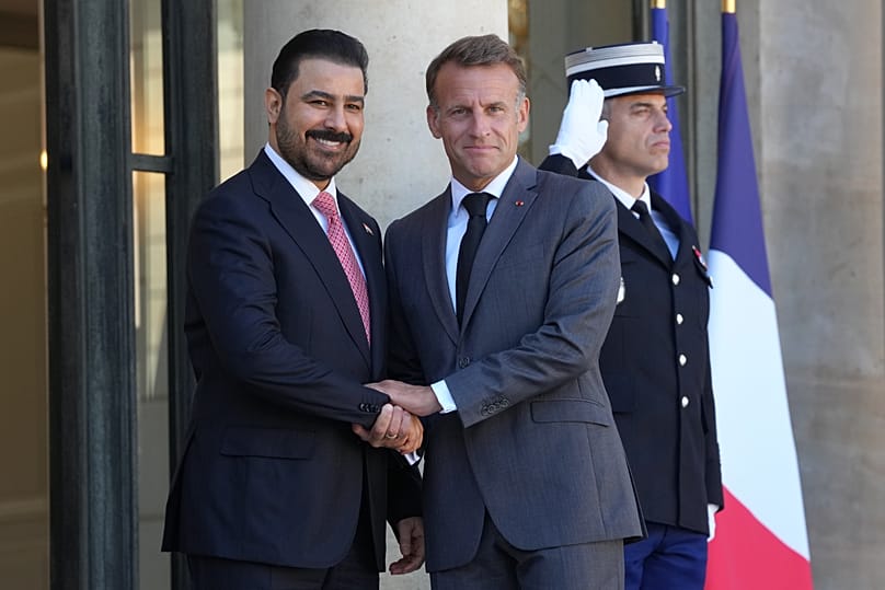 Emmanuel Macron salue le Premier ministre irakien, Ali Al-Zaïdi, avant une cérémonie de signature à l'Élysée, à Paris, le lundi 14 septembre 2026