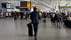 Terminal 5 lotniska Heathrow w Londynie po odwołaniu lotów z powodu awarii brytyjskiego systemu kontroli ruchu lotniczego, 8 września 2026 r.