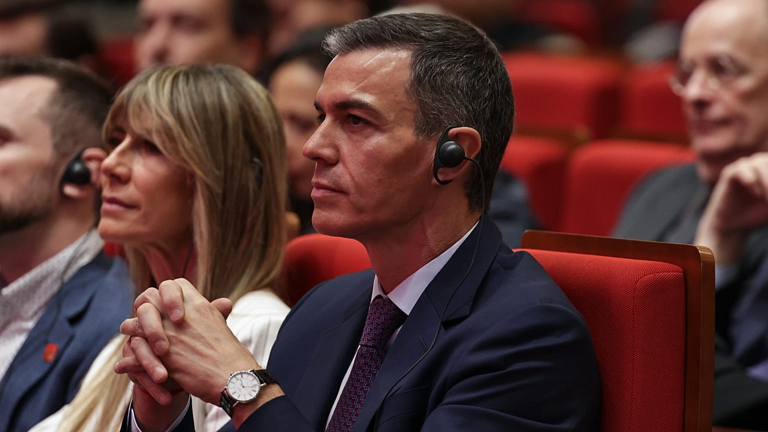 El presidente del Gobierno de España, Pedro Sánchez, y su esposa, Begoña Gómez, en Pekín (China), el lunes 13 de abril de 2026.
