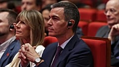 Ο πρωθυπουργός της Ισπανίας, Πέδρο Σάντσεθ, με τη σύζυγό του, Μπεγόνια Γκόμεθ, στο Πεκίνο (Κίνα), τη Δευτέρα 13 Απριλίου 2026.