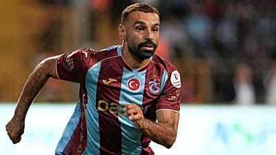 محمد صلاح، لاعب فريق طرابزون سبور، أثناء مشاركته في مباراة الدوري التركي الممتاز لكرة القدم بين فريقي قاسم باشا وطرابزون سبور في إسطنبول، تركيا، يوم السبت 15 أغسطس 2026. (صورة