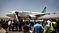  طائرة تابعة لشركة الطيران الإيرانية الخاصة ماهان إير في مطار صنعاء باليمن