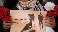 يحمل متظاهر مصري لافتة عليها صورة الناشطة شيماء الصباغ -التي قُتلت بالرصاص خلال احتجاج سلمي صغير يوم السبت الماضي- وعبارة بالعربية تقول "كم شهيداً متبقياً للنصر"، وذلك أثناء ا