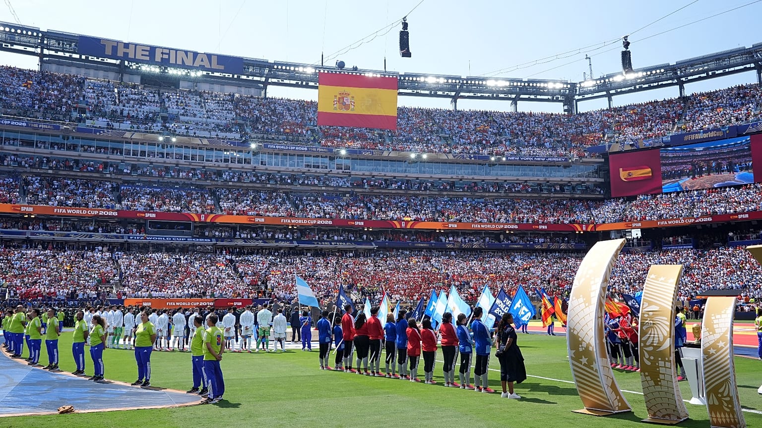 يصطف اللاعبون خلال المراسم التي تسبق المباراة النهائية لبطولة كأس العالم بين إسبانيا والأرجنتين في إيست راذرفورد، نيوجيرسي، الأحد 19 يوليو 2026.