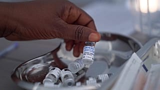 Медработник держит флакон вакцины Ervebo в пункте вакцинации от Эболы в городе Буния, провинция Итури, Конго, 19 сентября 2026 года.