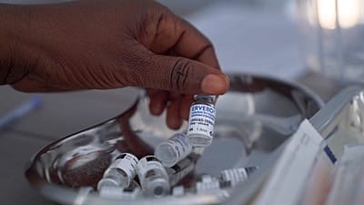 Bir sağlık görevlisi, Kongo'nun Ituri eyaletindeki Bunia kentinde bir Ebola aşılama merkezinde Ervebo aşısına ait bir şişeyi gösteriyor, 19 Eylül 2026 Cumartesi.
