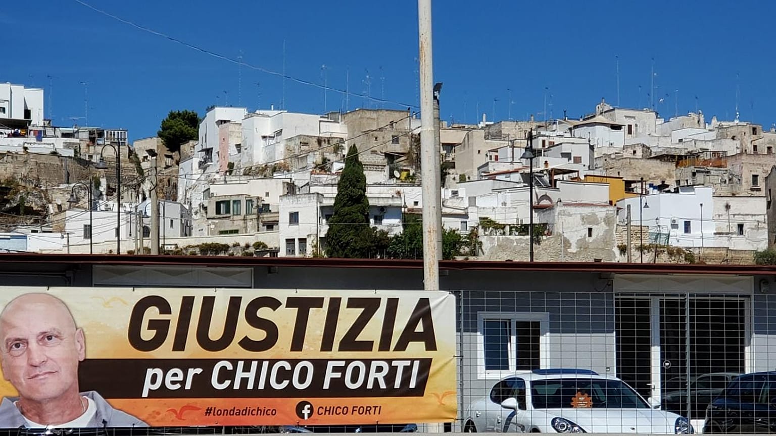Banner a sostegno della liberazione di Chico Forti a Massafra (TA)