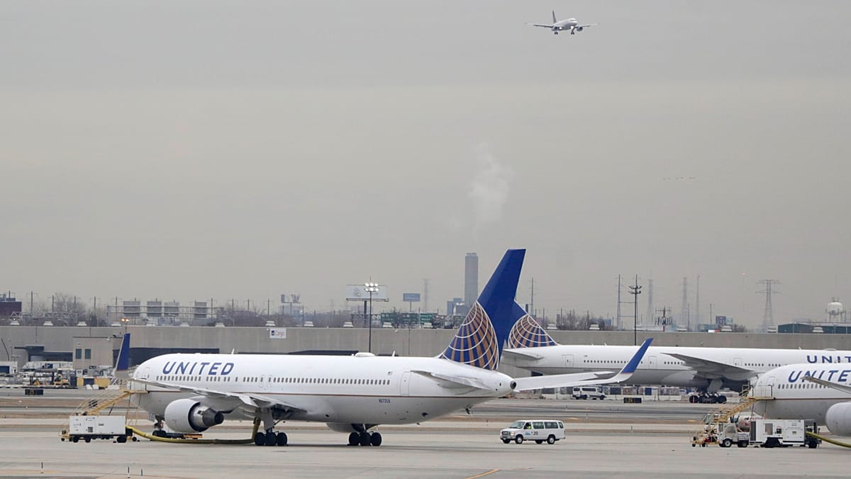 Ground stops ordered at six US airports due to 'equipment outage'