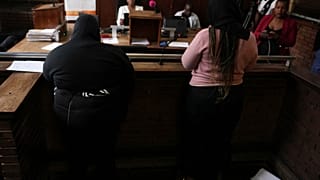 Afrique du Sud : neuf femmes retrouvées mortes, un 10e corps découvert, deux suspectes comparaissent