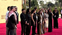 من اليسار، عبد الله صدى، علاء الأسد، محمد صيام، إسرائيل بانولوس، بسام الأسد، محمد نزار، المخرج زين دريعي، كلارا خوري، جورج كريستوبولوس، جلين جينور، غالية حتاملة ولارا آب يحضرو