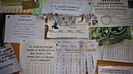 Una serie de carteles ofreciendo habitaciones