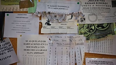 Una serie de carteles ofreciendo habitaciones