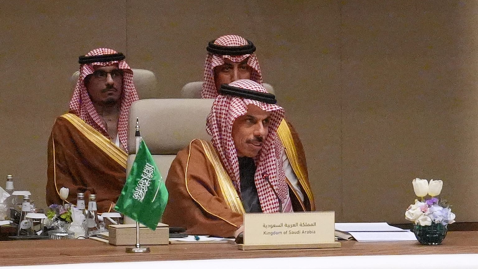 شاهزاده فیصل بن فرحان آل سعود، وزیر امور خارجه عربستان سعودی، روز پنج‌شنبه ۱۹ مارس ۲۰۲۶ به ریاست نشست مشورتی وزرای امور خارجه گروهی از کشورهای عربی و اسلامی در ریاض، 