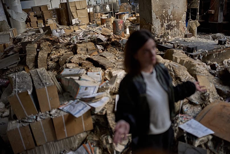 Viktoria Haidai, diretora comercial da tipografia Konvi, junto a livros queimados em Kiev, 7 de setembro de 2026