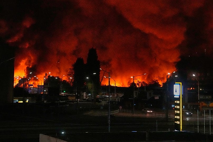 Incêndio deflagra no mercado de livros após um ataque de míssil russo em Kiev, 16 de agosto de 2026