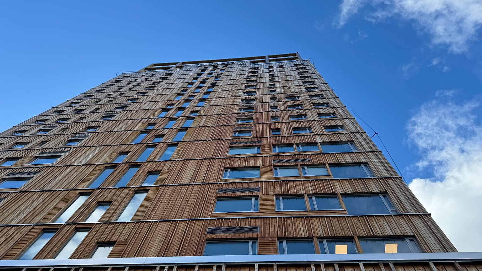 Der norwegische Rekordbau Mjøstårnet mit 85,4 Metern Höhe, errichtet komplett aus Brettschichtholz.