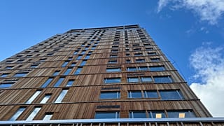 Der norwegische Rekordbau Mjøstårnet mit 85,4 Metern Höhe, errichtet komplett aus Brettschichtholz.