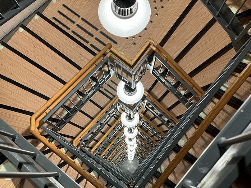 Das Treppenhaus ist neben dem Fahrstuhl die einzige Metallkonstruktion im Mjøstårnet 