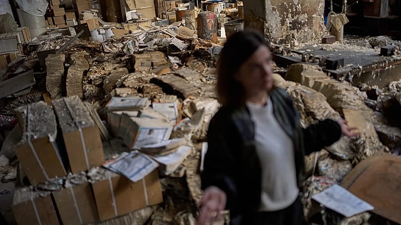 Viktoria Haidai, die kaufmännische Direktorin der Druckerei Konvi, neben verbrannten Büchern in Kyjiw, 7. September 2026