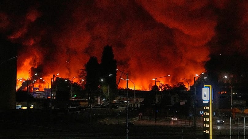 Ein Feuer brennt auf dem Buchmarkt nach einem russischen Raketenangriff in Kyjiw, 16. August 2026