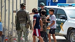 Menores no acompañados que habían cruzado a España regresan a Marruecos desde el enclave español de Ceuta, el sábado 1 de agosto de 2026.