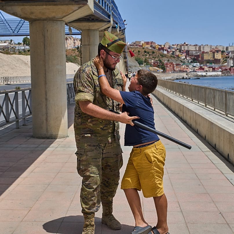 Un soldado español escolta a un menor de 12 años hacia la frontera mientras el niño suplica que no lo devuelvan; imagen tomada en Ceuta el lunes 3 de agosto de 2026.