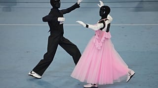 Гуманоидные роботы соревнуются в танце на Всемирных играх гуманоидных роботов в Пекине, во вторник, 25 августа 2026 года.