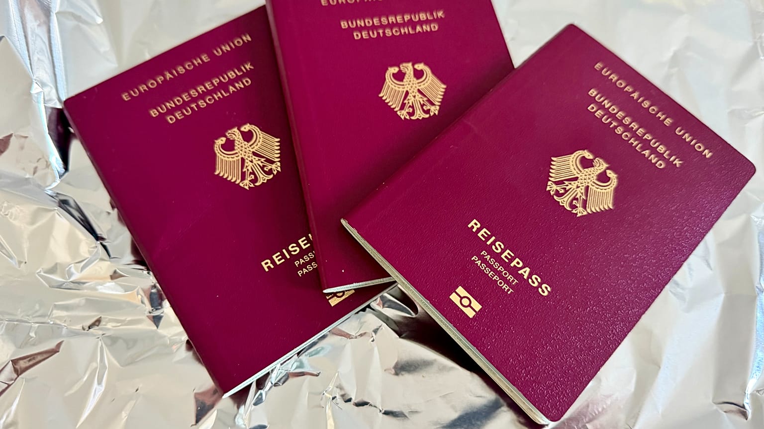 ¿Pasaportes envueltos en papel de aluminio?