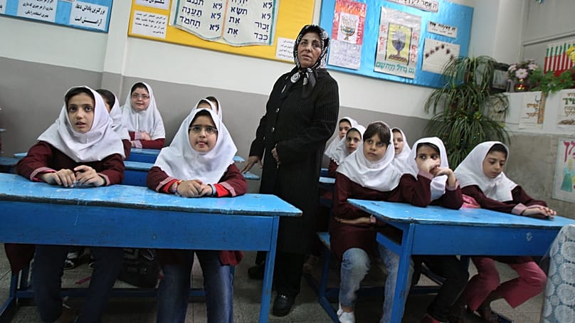 پوشش مقنعه در مدرسه کلیمیان فخر دانش در تهران، ۲۰۱۱