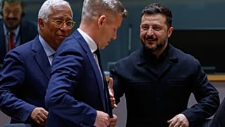 Президент Украины Владимир Зеленский (справа) приветствует премьер-министра Венгрии Петера Мадьяра (в центре) рядом с главой Евросовета Антониу Коштой.
