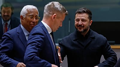 Ukrajna elnöke, Volodimir Zelenszkij (jobbra) üdvözli Magyar Péter miniszterelnököt (középen) Antonio Costa, az Európai Tanács elnöke mellett egy kerekasztalnál