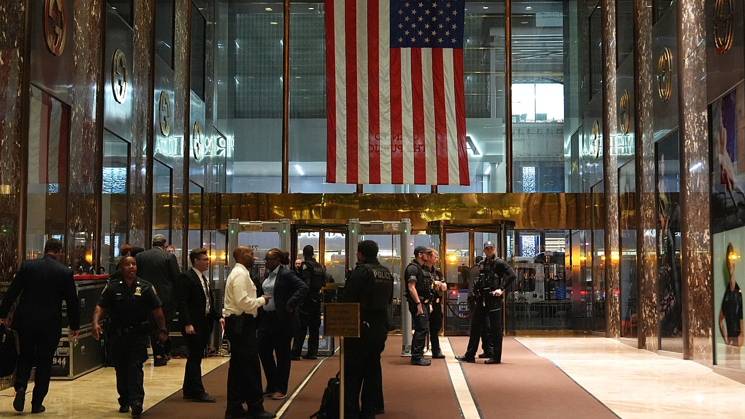 Im Foyer des Trump Tower steht Sicherheitspersonal. Präsident Donald Trump trifft Frankreichs Präsident Emmanuel Macron am Montag, 21. September 2026, in New York.